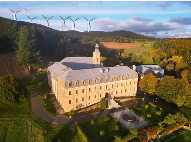 Un haut lieu spirituel et culturel menacé par des éoliennes en Ardèche